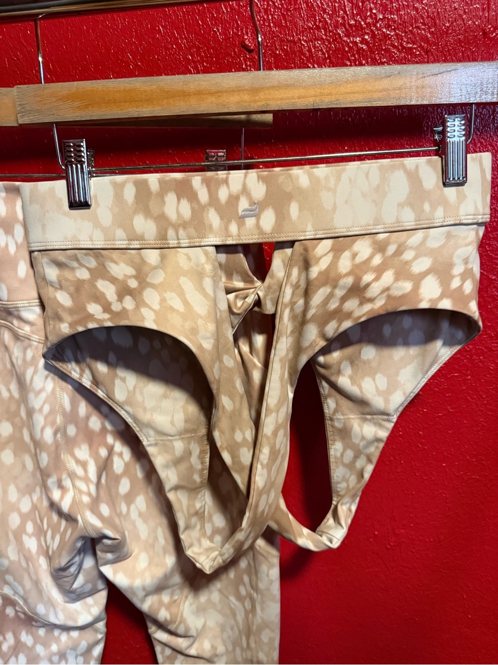 94. NWT Fabletics Beige Spotted Women's Leggings with matching bracelet - Picture 4 of 6